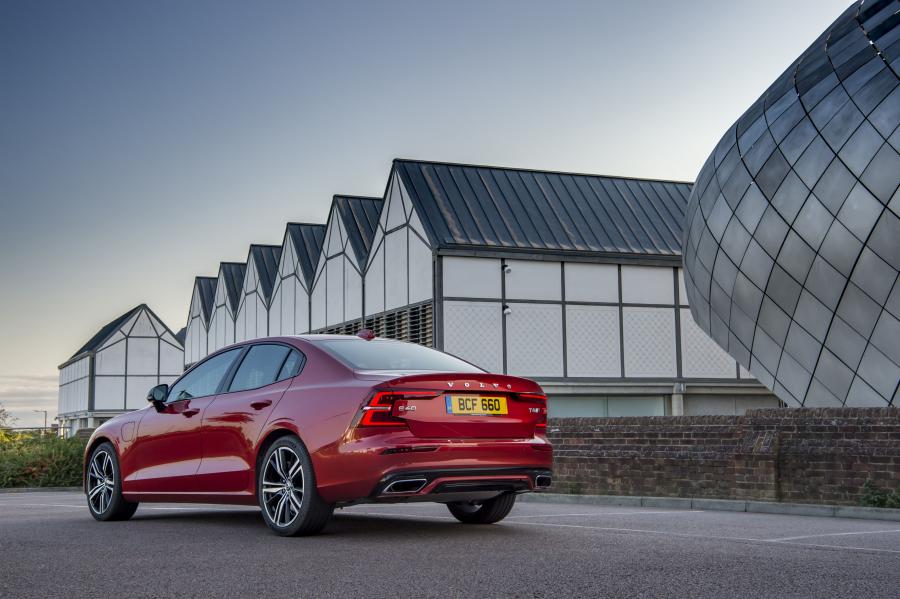  Volvo S60 T8 R-Design 2019 года  (UK) (фото 25 из 40)